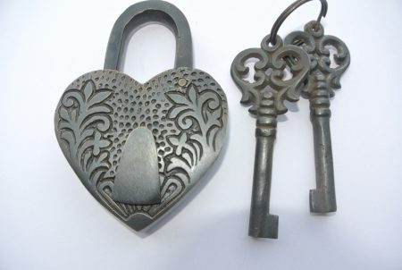 dark "HEART LOVE PADLOCK " EMBOSSED 3" Vintage style antique shape solid brass 2 keys heavy lock works