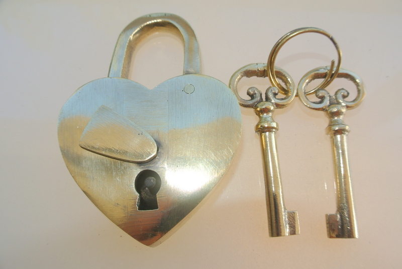 PADLOCK 3" Vintage stye antique HEART LOVE solid brass 2 keys heavy lock bridge 